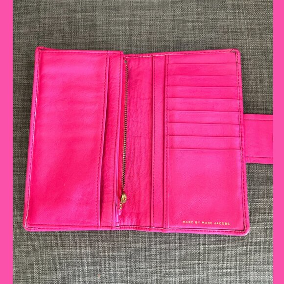 Marc by Marc Jacobs Totally Turnlock wallet in HOT PINK - Picture 4 of 10